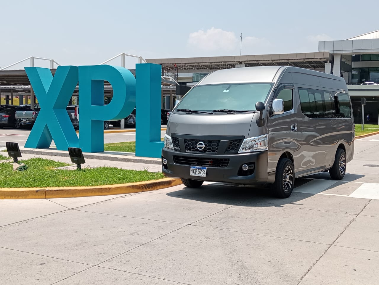 Van moderna de Transportes Alfaro en el aeropuerto XPL